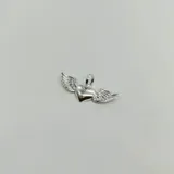 Dije de plata 925 con forma de corazón y alas.