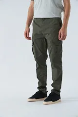 Pantalón cargo slim fit color gris oscuro, con cierre de botón y cremallera, trabillas para cinturón y bolsillos cargo con botones.
