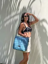 Cartera capitoneada color negro, con diseño geométrico y asa resistente. Amplia y cómoda, ideal para el uso diario.