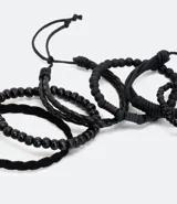 Set de seis pulseras negras para hombre, que incluyen tres pulseras trenzadas con ajuste corredizo y tres pulseras de cuentas con elástico.