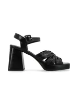 Sandalia de cuero negra con múltiples tiras, pulsera al tobillo con hebilla y taco cuadrado.