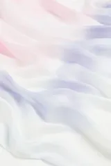 Pañuelo cuadrado de tela fina color blanco con estampado tie-dye en tonos rosa y lila.