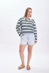 Short de jean color celeste con pinzas delanteras y bolsillos laterales.