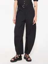 Pantalón negro de poplin 4way con lazo en la cintura, bolsillos ojales en delantero y espalda, pinza a la altura de la rodilla que le da una forma curvada, acceso mediante broche pantalonero, cierre y botón interno a tono de tela. Broches en el ruedo permiten ajustarlo.