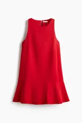 Vestido corto sin mangas de color rojo, con escote redondo y bajo de corte circular que le da volumen y vuelo.