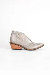 Botín de cuero con estampado de cocodrilo color gris, con puntera en punta y taco de madera.