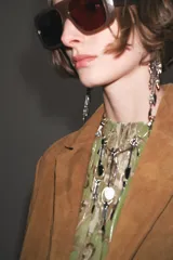 Blazer de cuero color marrón, con cuello solapa de muescas y manga larga. Bolsillos delanteros ocultos en costura y cierre frontal con botones.