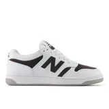 Championes New Balance BB480 de cuero blanco con detalles en negro y suela gris.