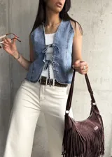 Chaleco de denim celeste con lazo frontal y corte al cuerpo.