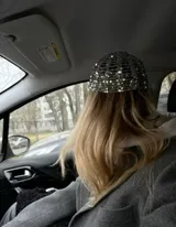 Gorro tipo mesh cap tejido a crochet en hilo color crema, con lentejuelas iridiscentes.