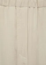 Pantalón largo color crema de bambula, corte wide leg y cintura elástica.