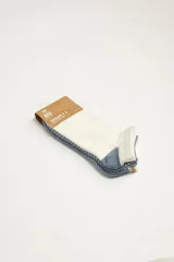 Pack de tres pares de medias soquete de algodón en diferentes diseños: un par liso color crema con puntera y talón azul, un par a rayas horizontales azules y blancas, y un par liso color azul con doble raya horizontal en el borde superior.