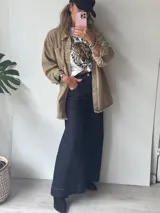 Pantalón de jean azul oscuro de corte ancho, con cintura alta y bolsillos laterales.