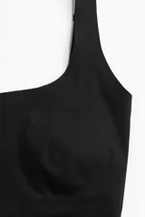 Body negro de microfibra con breteles ajustables, copas forradas preformadas con relleno extraíble, refuerzo interior con botones a presión ocultos y cobertura media en la parte de atrás.