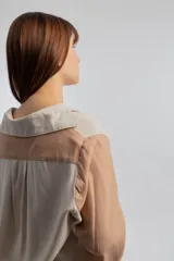 Camisa color beige con mangas largas color marrón.