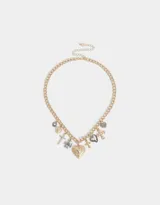 Collar corto dorado con cadena de eslabones y dijes de corazones, cruces y flor.