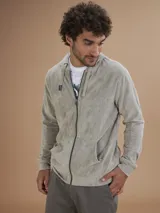 Campera con capucha de toalla color gris claro, con cierre completo y bolsillos frontales.