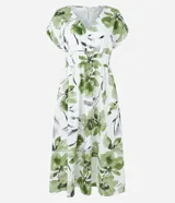 Vestido midi de tricolina con estampado floral, escote en V, mangas cortas y cintura elastizada.