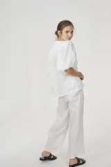 Camisa blanca de lino con cuello mao, mangas globo al codo y botones de nácar.