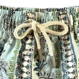 Short de baño para hombre con elástico en la cintura, tres bolsillos (dos laterales y uno trasero), tela con 10% spandex y secado rápido con doble costura de seguridad. Interior con mesh hipoalergénico y accesorios waterproof.