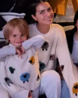 Sweater de lana color crema con cuello redondo y diseño de ovejas de colores bordadas a mano.