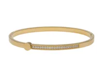 Pulsera rígida dorada de acero con baño de oro, con una hilera de circonias engarzadas.