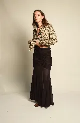 Falda larga de tul color negro, con drapeado en la cadera y corte evasé. Tiene elástico en la cintura.