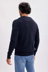 Sweater de punto azul marino con escote en V y mangas largas.