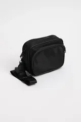 Bandolera negra rectangular con doble compartimento con cierre y correa ancha regulable.
