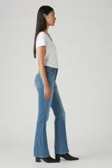 Pantalón de jean de tiro alto color celeste, corte bootcut.