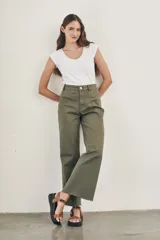 Pantalón wide leg color beige, de tiro alto, ligeramente ajustado en cintura y con ruedo desflecado.