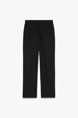 Pantalón negro de tiro medio con trabillas en la cintura, bolsillos delanteros, pierna recta y cierre frontal con cremallera, botón y gancho metálico.