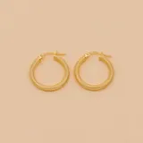 Par de aros tipo argolla en oro amarillo 9k con textura.