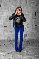 Pantalón acampanado de tiro medio confeccionado en tejido azul con textura y lurex.