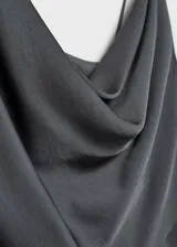 Top gris oscuro de satén con tirantes finos, cuello drapeado y diseño asimétrico con lazada lateral.