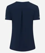 Remera deportiva blanca texturizada, con cuello redondo, manga corta, detalle reflectante y pliegue en la espalda.