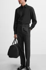 Camisa de vestir verde oscuro, corte slim fit, con cuello italiano, mangas largas con puños abotonados y cierre frontal con botones.