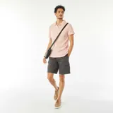 Remera color rosa de punto gofrado con cuello polo y mangas cortas.