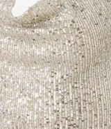 Top sin mangas color beige claro, con escote drapeado (degagê) y confeccionado en tejido de lentejuelas.