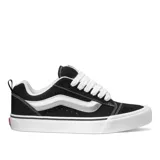Championes Vans Knu Skool negros con detalles en blanco y plateado.