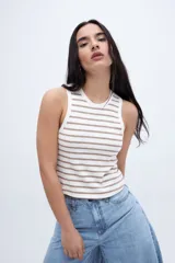 Musculosa corta a rayas horizontales blancas y negras con ribete negro en cuello y sisas.