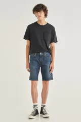 Bermuda de jean azul con lavado medio, corte recto y largo a la rodilla. Diseño clásico con bolsillos delanteros y traseros.