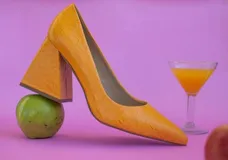 Zapato de tacón color naranja con textura croco, punta fina y tacón cuadrado forrado en cuero. Modelo Felicia New de cuero.