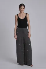 Top de punto negro con escote en V profundo y tirantes finos.