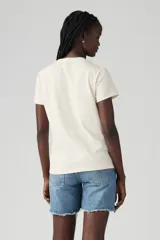 Remera de manga corta color crudo con logo Levi's estampado con diseño floral.