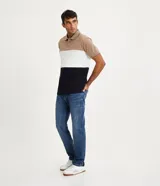 Pantalón de jean azul de corte slim, con bolsillos delanteros y traseros.