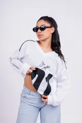 Remerón negro de corte holgado con estampado frontal del número 01 en blanco y la frase "Los Angeles" en las mangas.