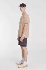 Bermuda tipo cargo de color gris oscuro, con bolsillos laterales con solapa y diseño de corte recto.