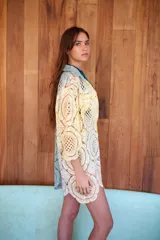 Camisa corta de género calado texturizado, con cuello solapa, abotonada y de corte clásico holgado.