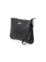 Cartera de mano color rojo charol, con correa corta desmontable y cierre superior con cremallera.